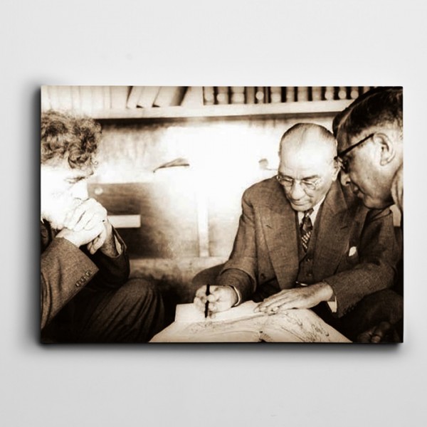 Atatürk Çalışırken 1934 Kanvas Tablo