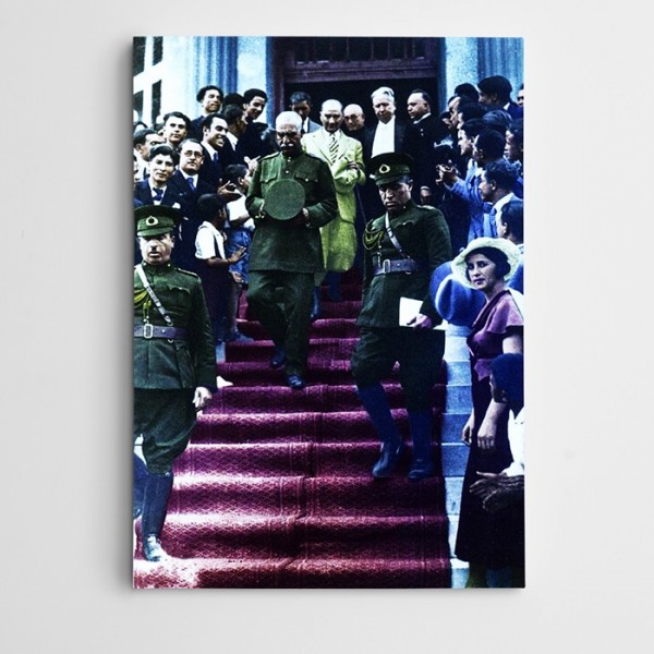 Atatürk Merdivenlerden İnerken Kanvas Tablo