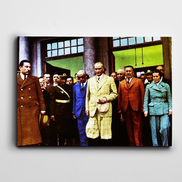 Atatürk Sarı Takım Elbiseli Kanvas Tablo